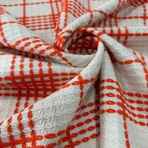Tweed Laranja e Off com Trama Encorpada, Fios Tintos e Textura Sofisticada